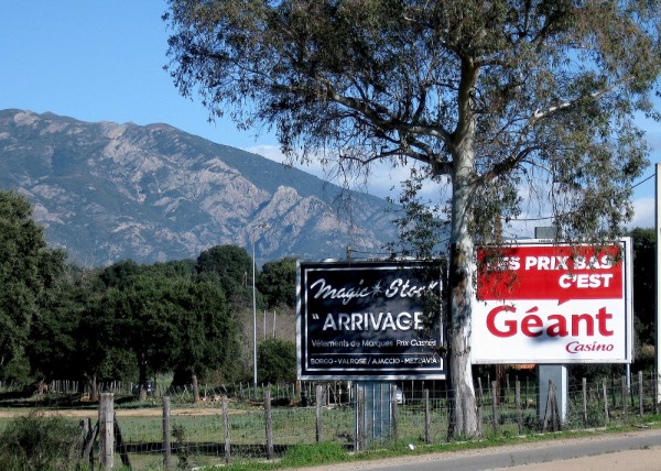Panneaux publicitaires illégaux :  premiers démontages en Corse du Sud
